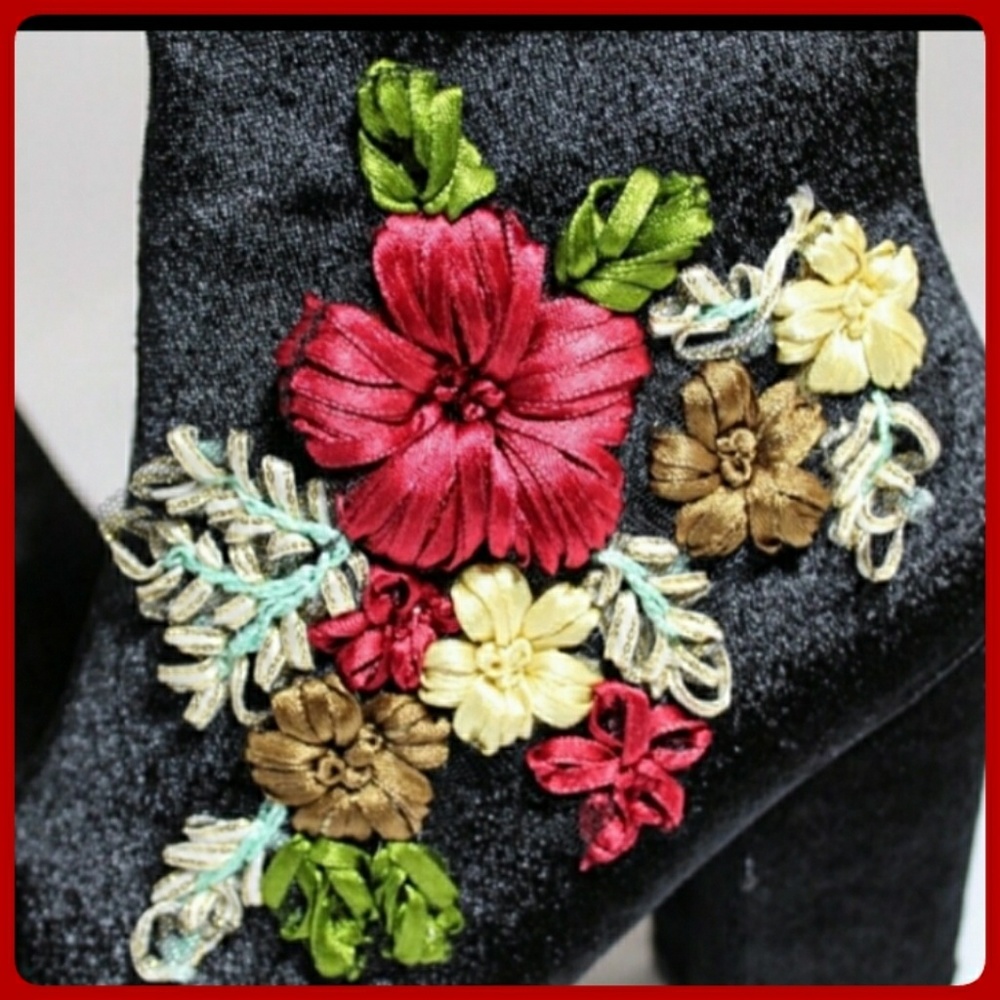 Booties Embroidered Black Crushed Velvet NIB - Picture 3 of 6